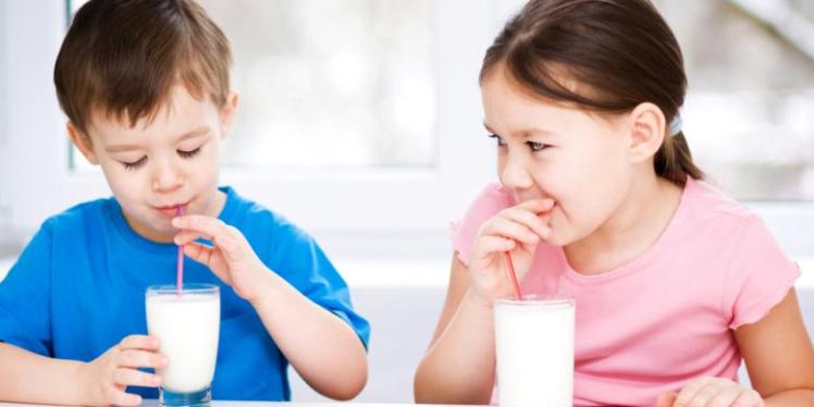 Bahaya Jika Anak Terlalu Banyak Minum Susu